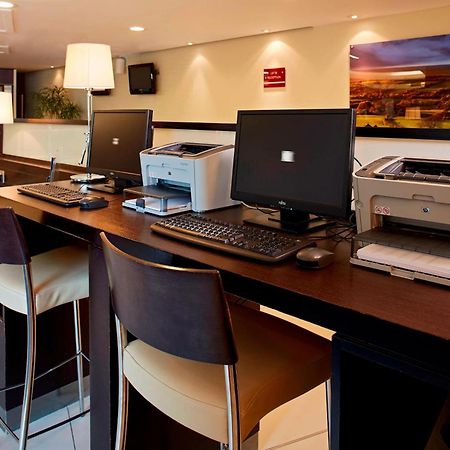 Courtyard By Marriott London Gatwick Airport Hotel Crawley  Bagian luar foto