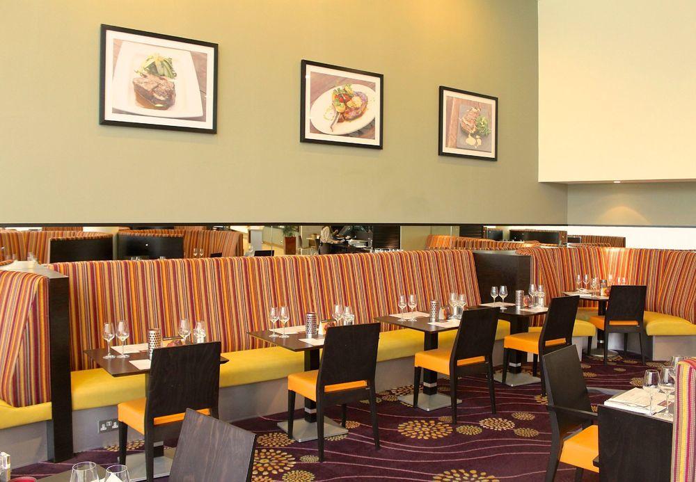 Courtyard By Marriott London Gatwick Airport Hotel Crawley  Bagian luar foto