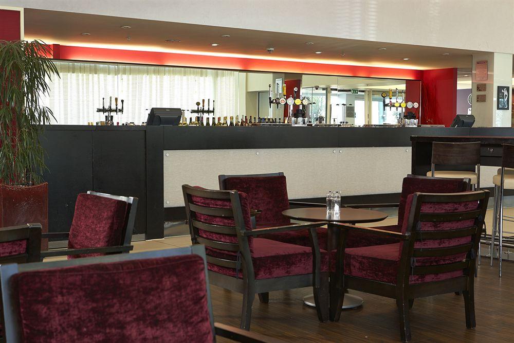 Courtyard By Marriott London Gatwick Airport Hotel Crawley  Bagian luar foto