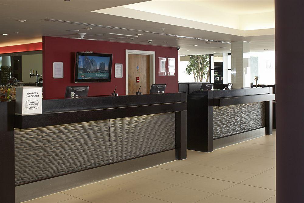 Courtyard By Marriott London Gatwick Airport Hotel Crawley  Bagian luar foto
