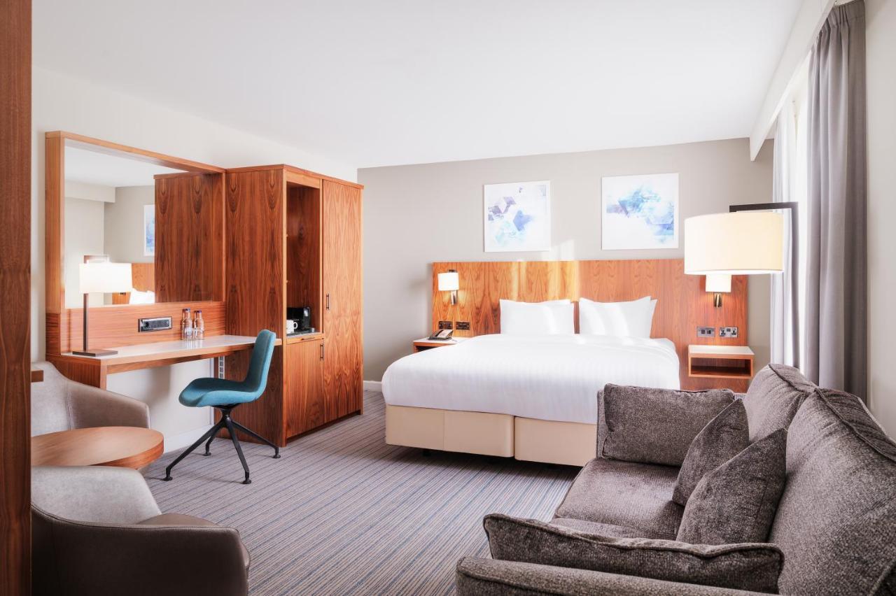 Courtyard By Marriott London Gatwick Airport Hotel Crawley  Bagian luar foto