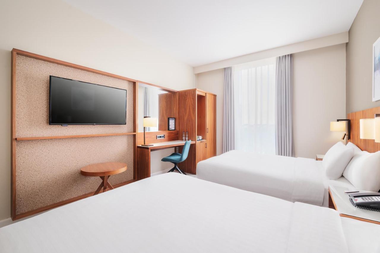 Courtyard By Marriott London Gatwick Airport Hotel Crawley  Bagian luar foto