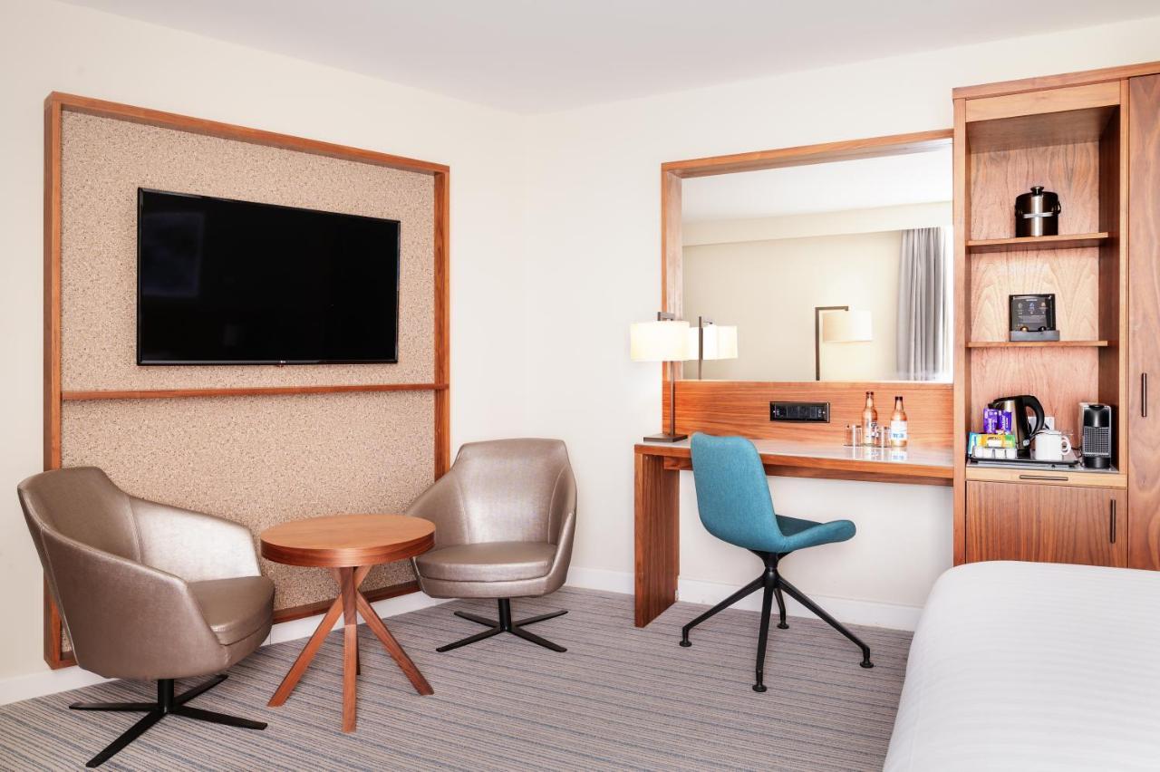 Courtyard By Marriott London Gatwick Airport Hotel Crawley  Bagian luar foto