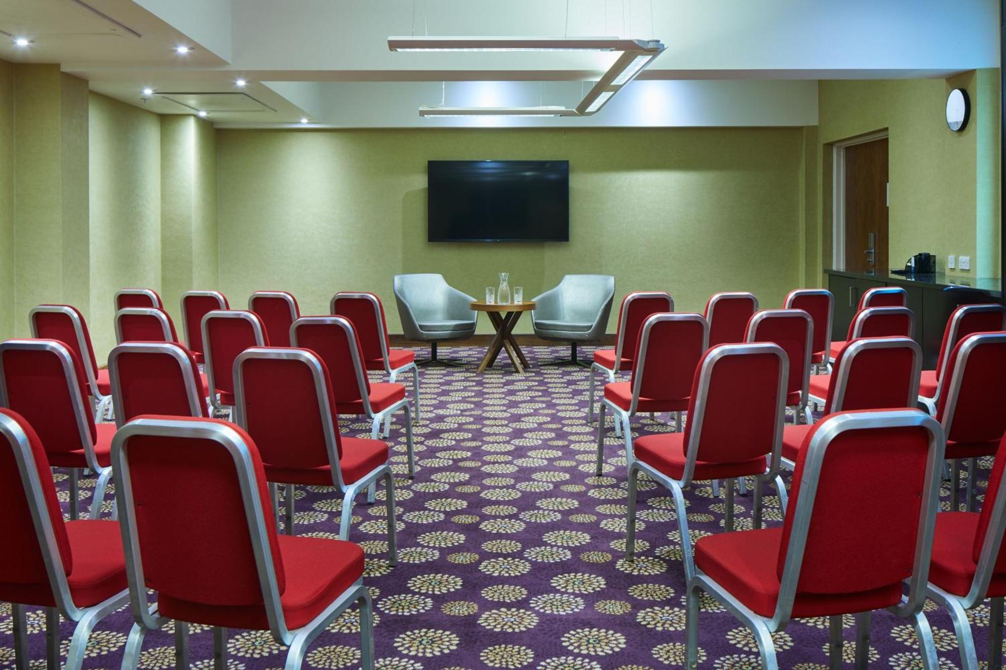 Courtyard By Marriott London Gatwick Airport Hotel Crawley  Bagian luar foto