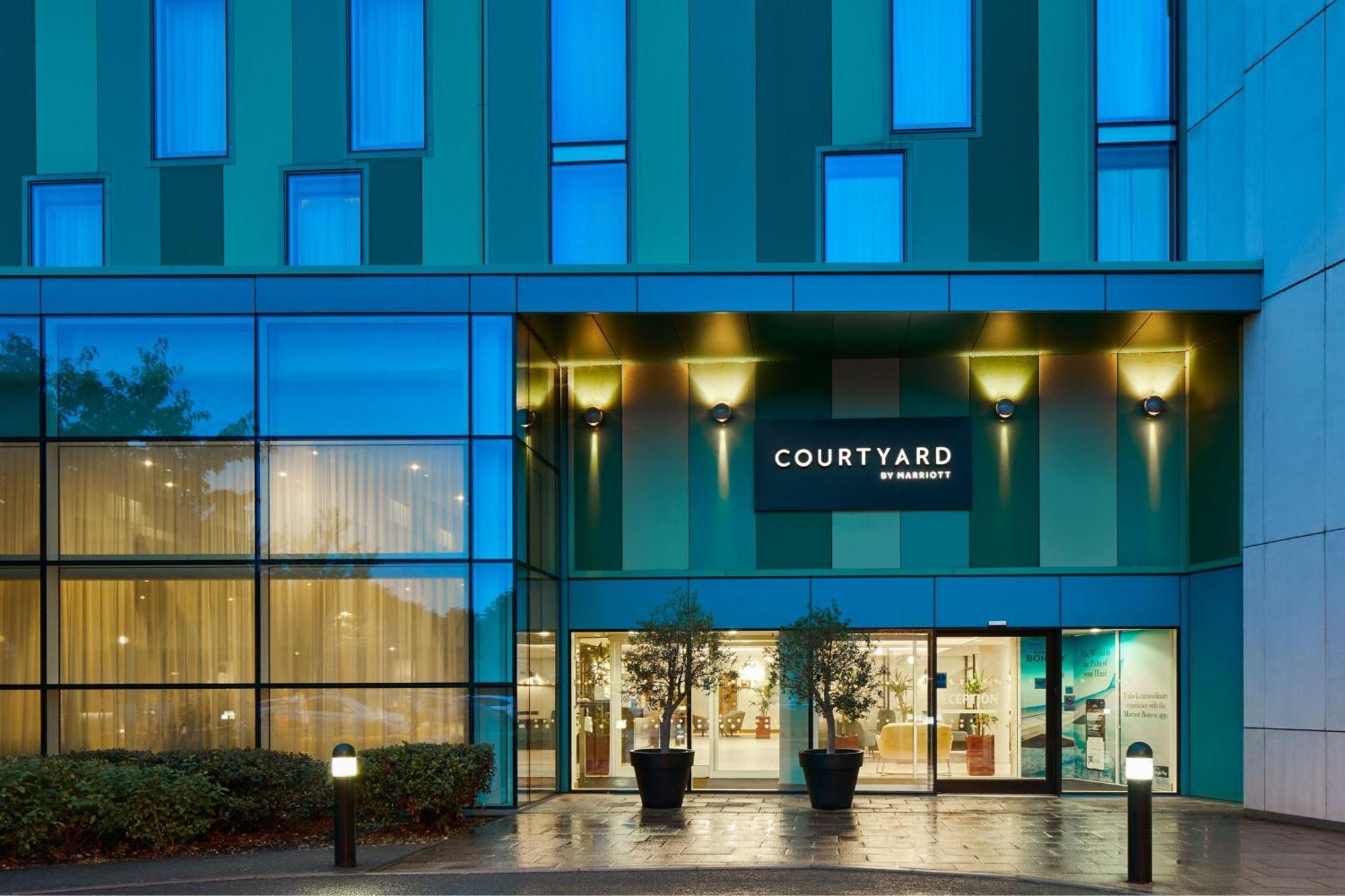 Courtyard By Marriott London Gatwick Airport Hotel Crawley  Bagian luar foto