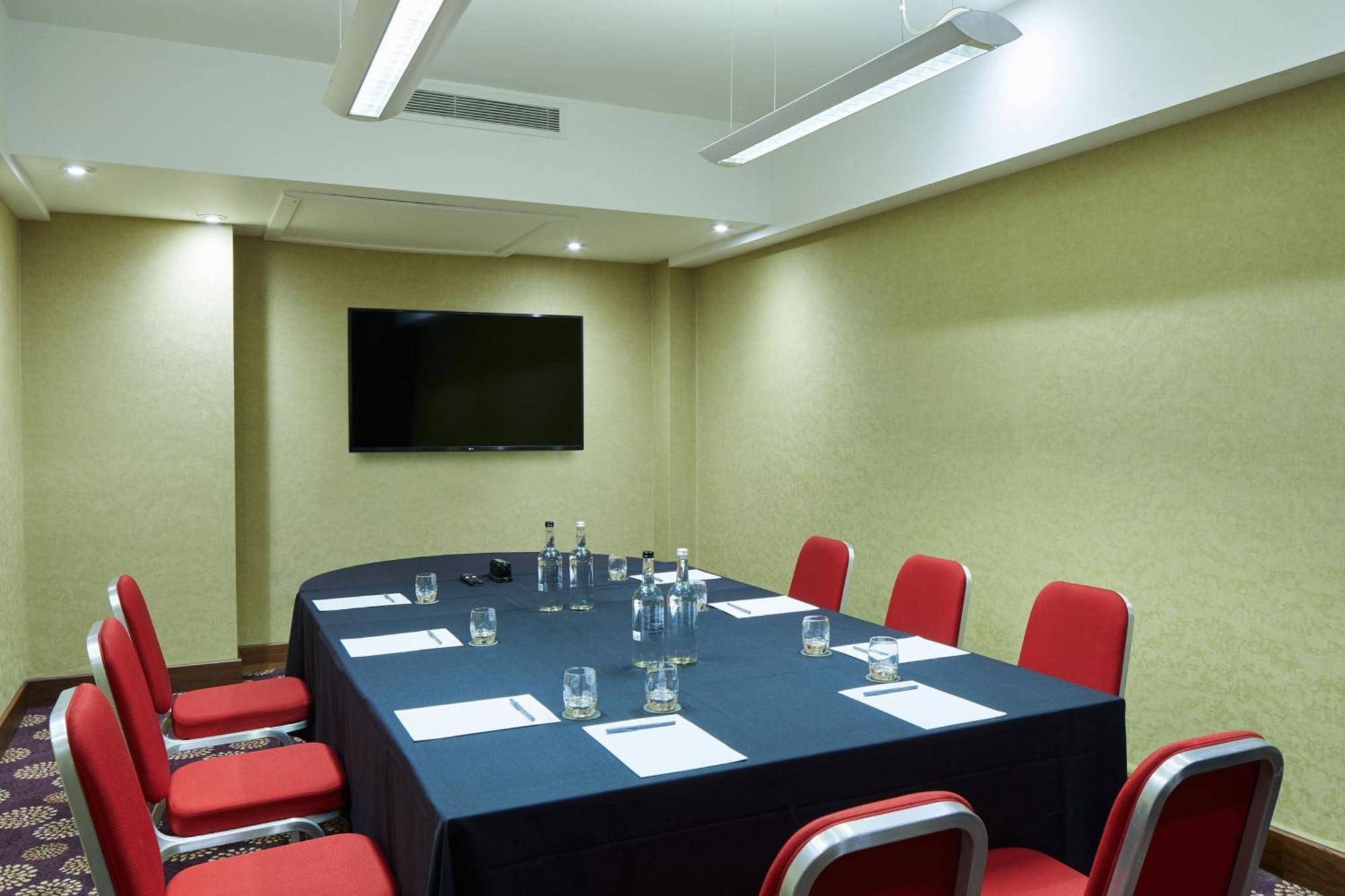Courtyard By Marriott London Gatwick Airport Hotel Crawley  Bagian luar foto