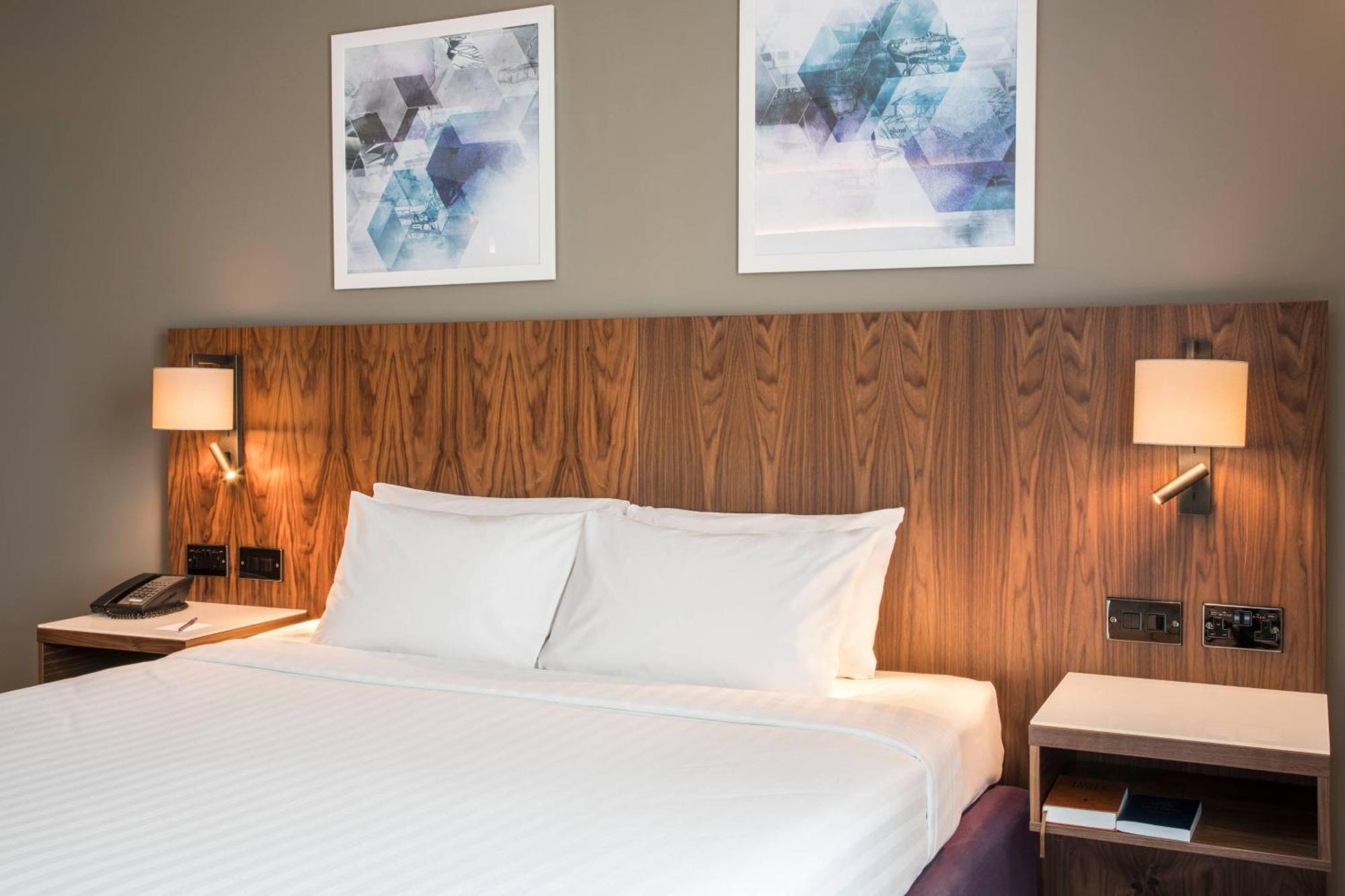 Courtyard By Marriott London Gatwick Airport Hotel Crawley  Bagian luar foto