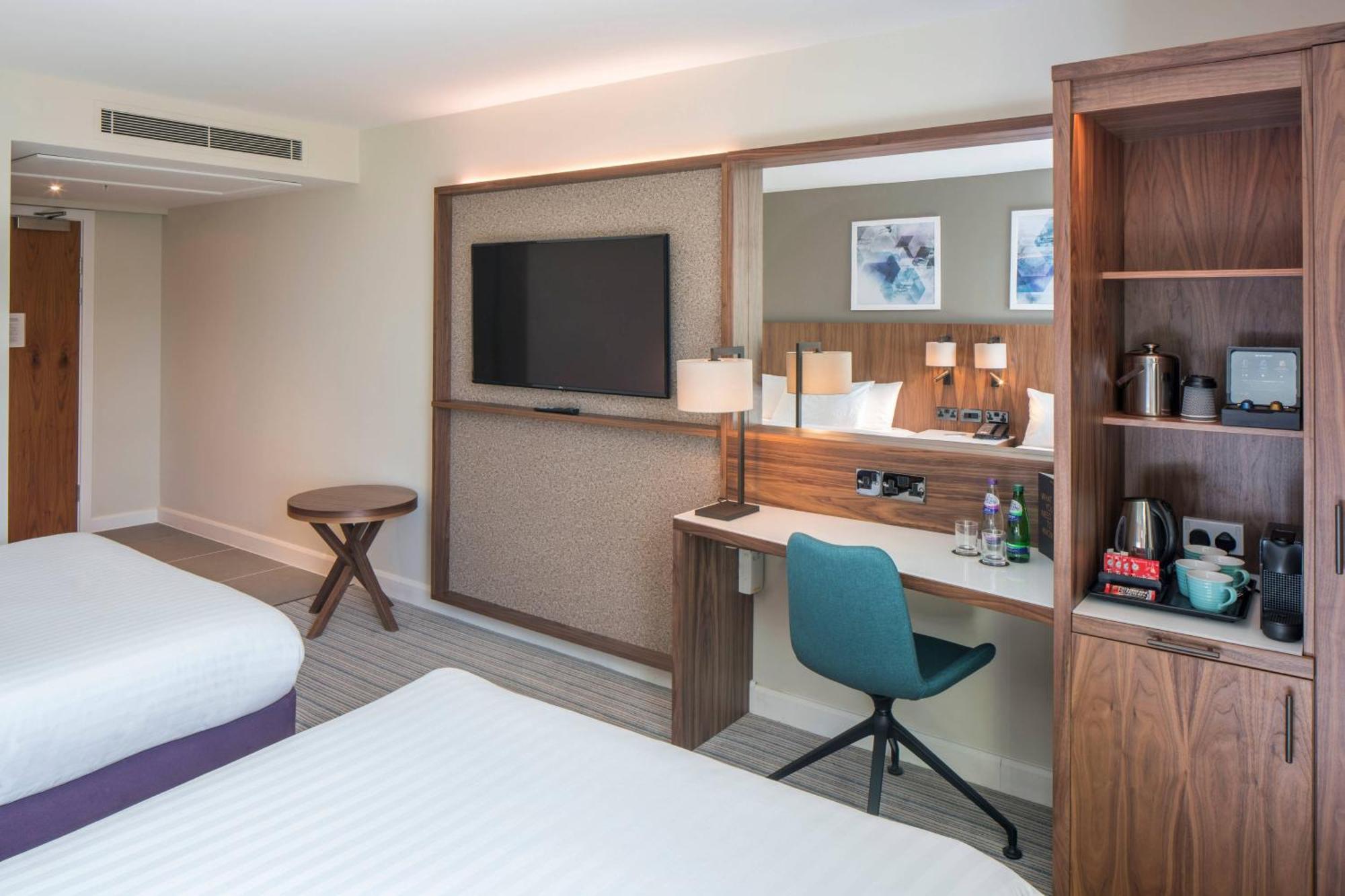 Courtyard By Marriott London Gatwick Airport Hotel Crawley  Bagian luar foto