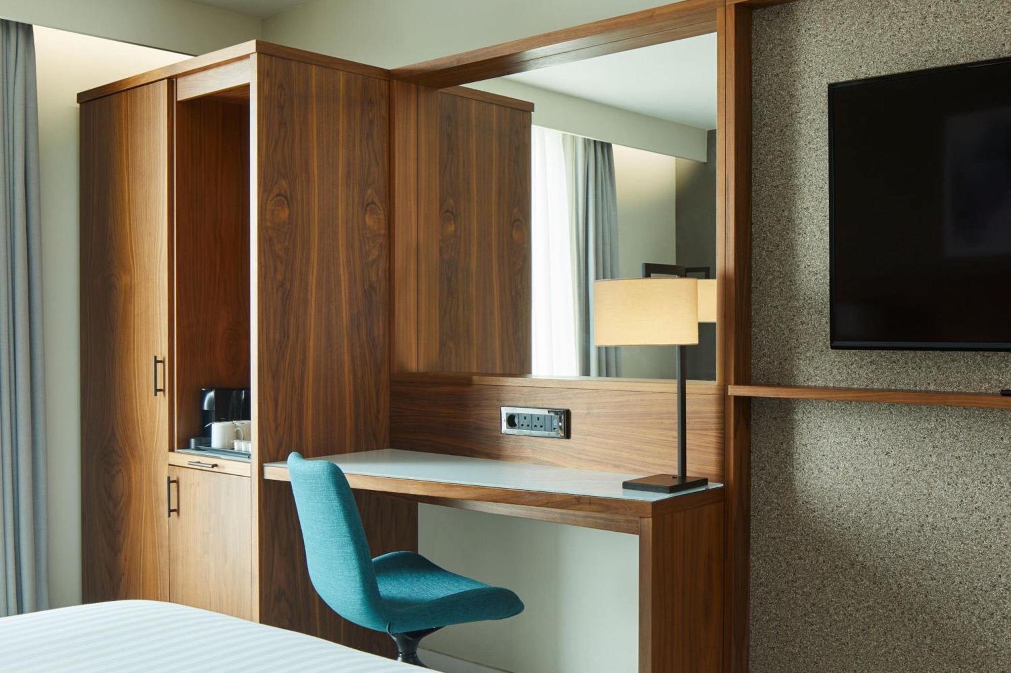 Courtyard By Marriott London Gatwick Airport Hotel Crawley  Bagian luar foto
