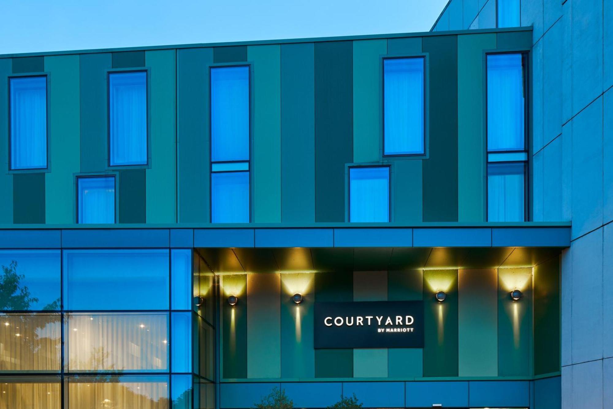 Courtyard By Marriott London Gatwick Airport Hotel Crawley  Bagian luar foto