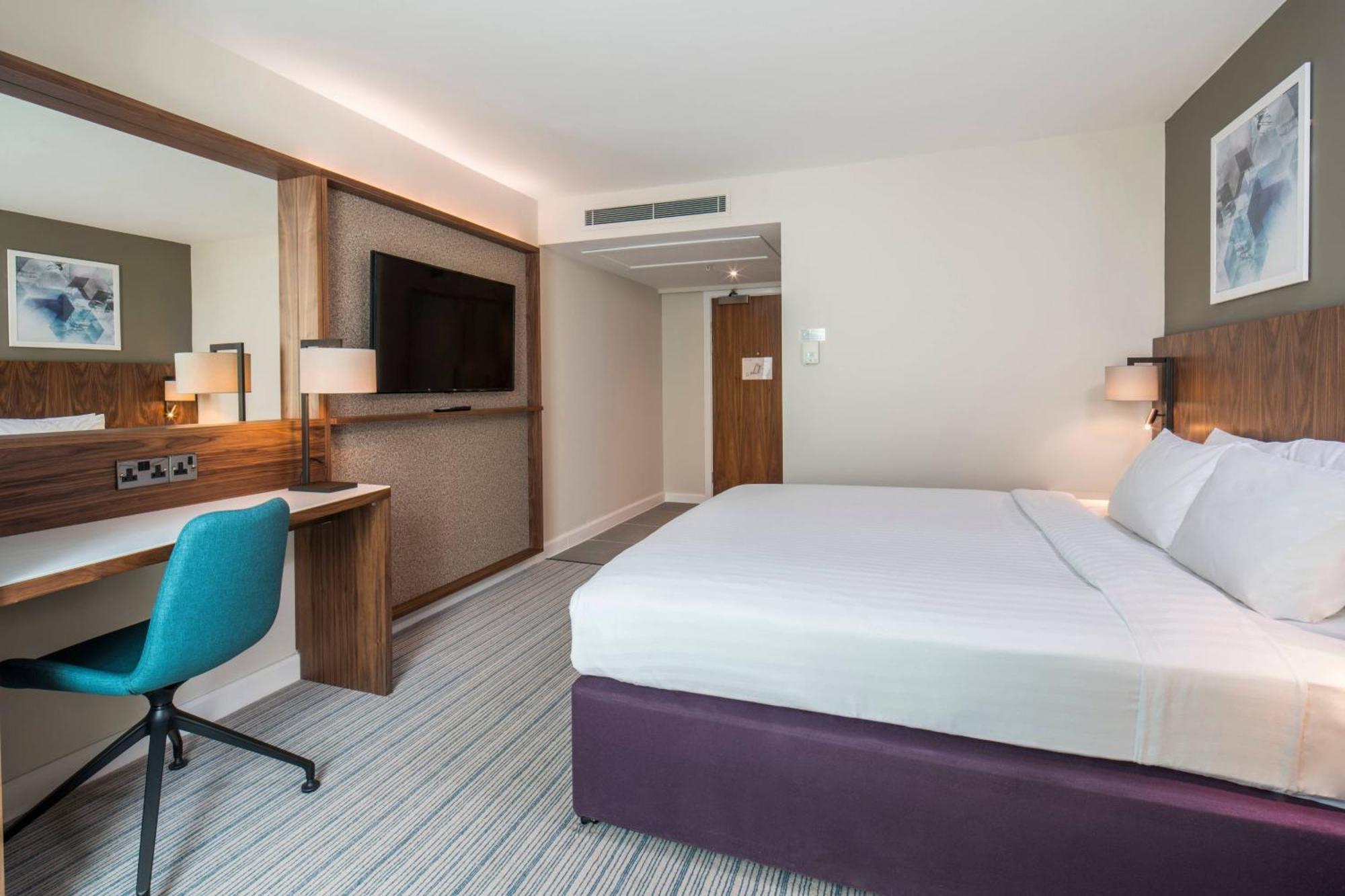 Courtyard By Marriott London Gatwick Airport Hotel Crawley  Bagian luar foto
