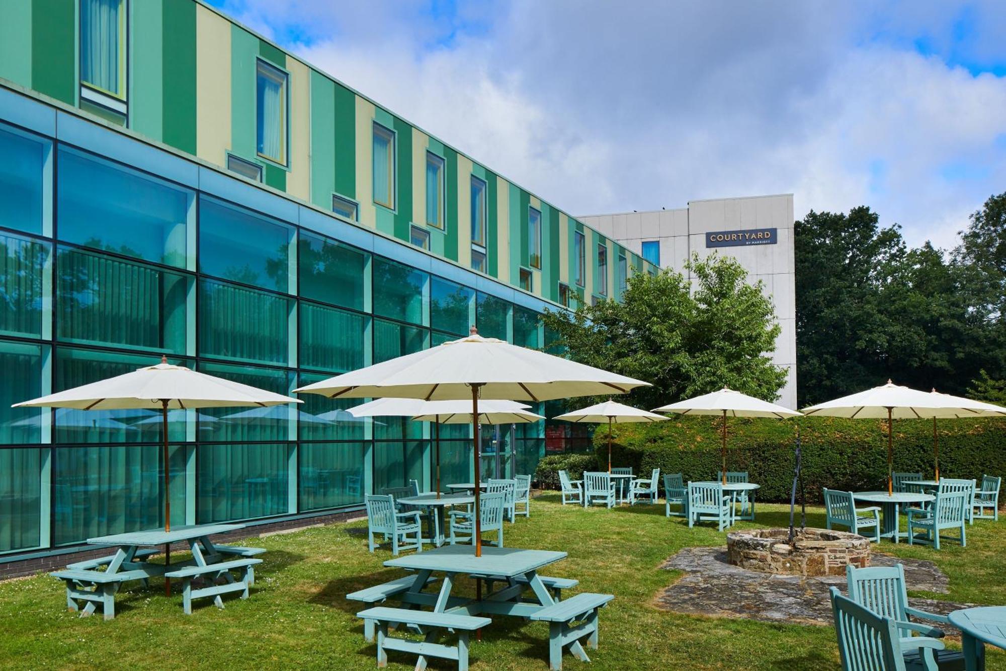 Courtyard By Marriott London Gatwick Airport Hotel Crawley  Bagian luar foto