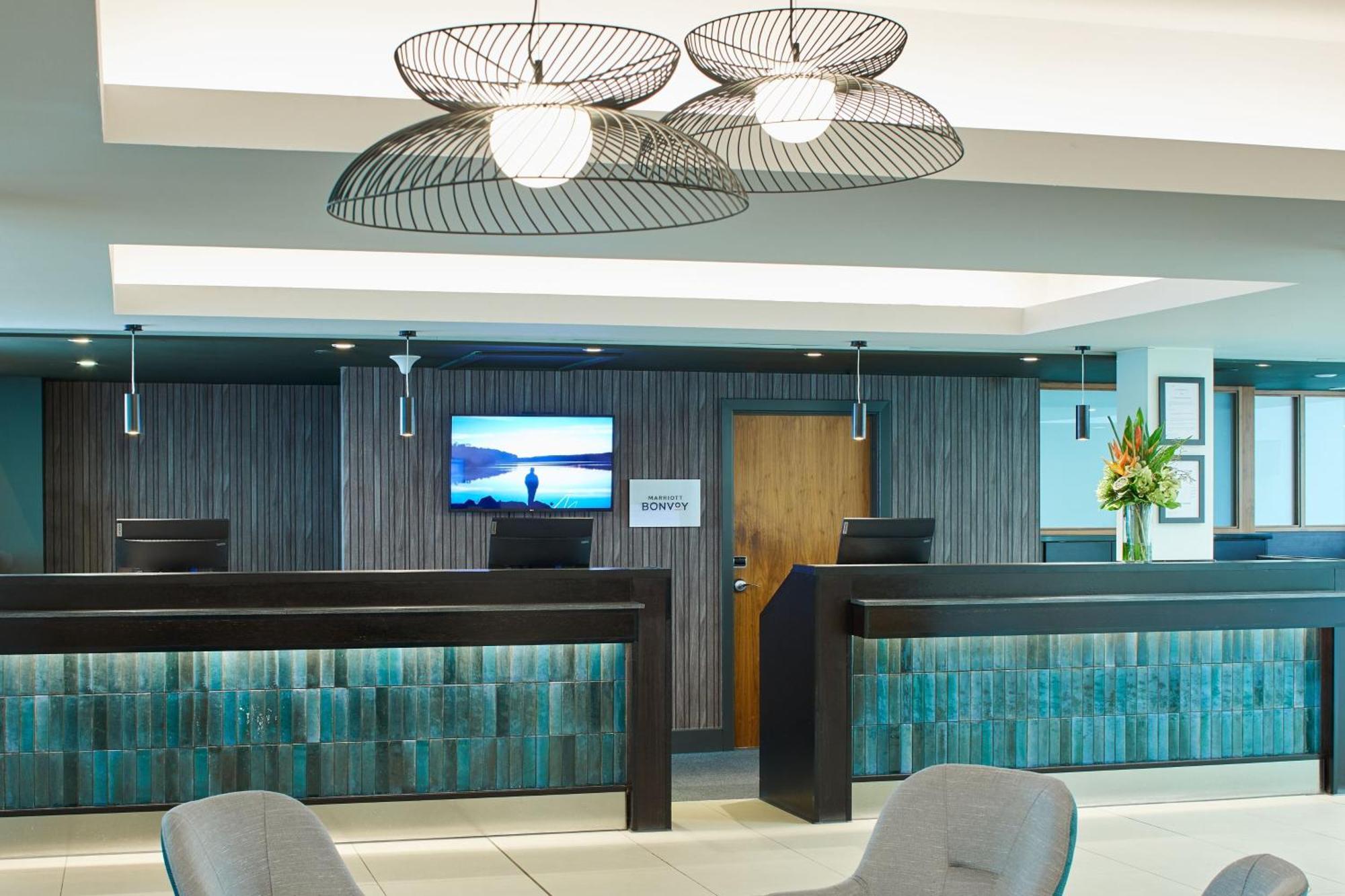 Courtyard By Marriott London Gatwick Airport Hotel Crawley  Bagian luar foto