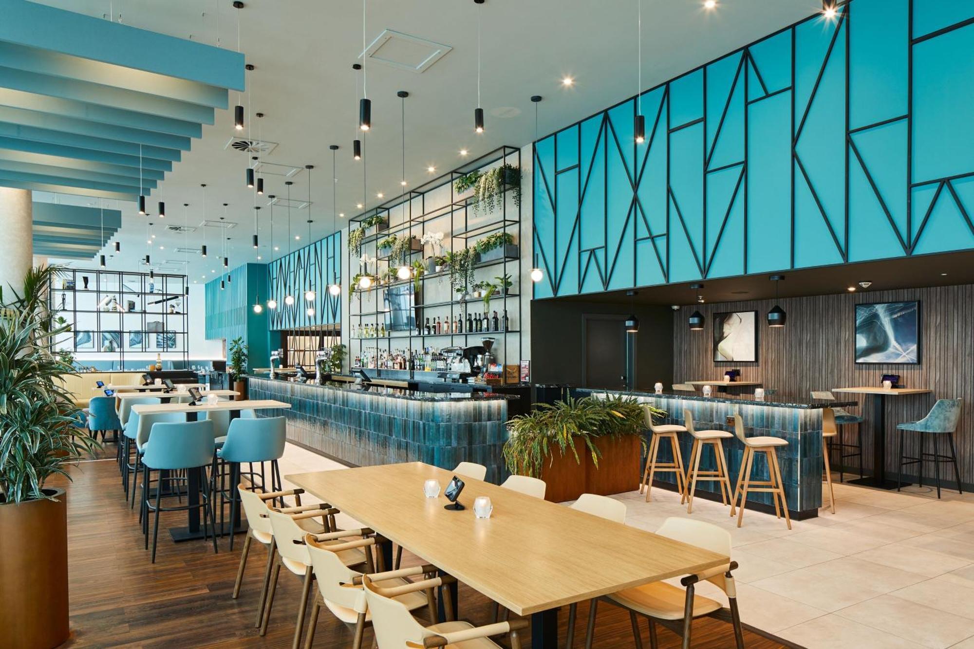 Courtyard By Marriott London Gatwick Airport Hotel Crawley  Bagian luar foto
