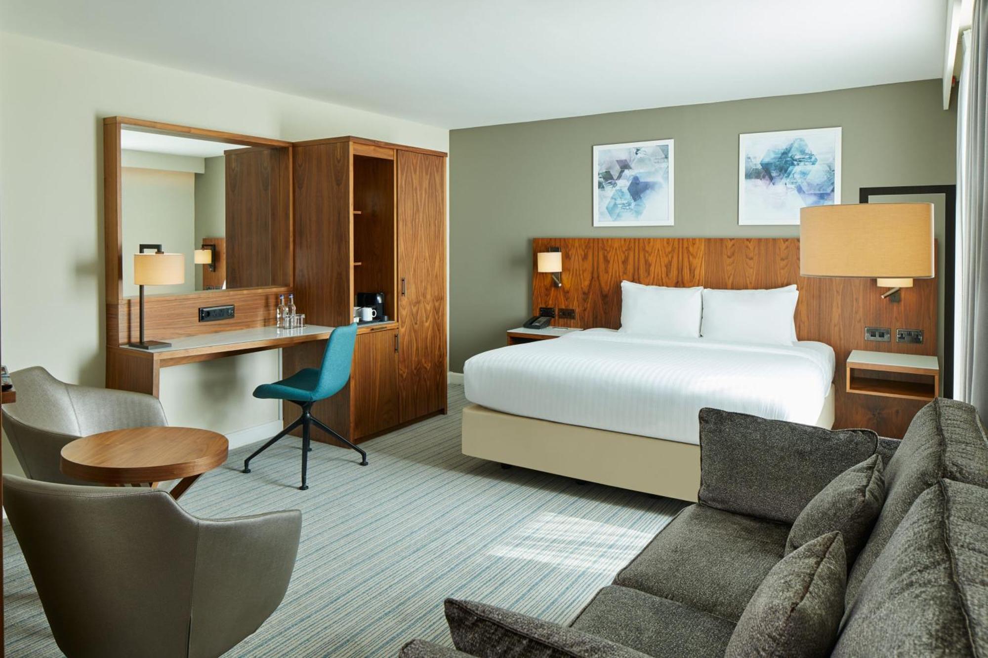 Courtyard By Marriott London Gatwick Airport Hotel Crawley  Bagian luar foto