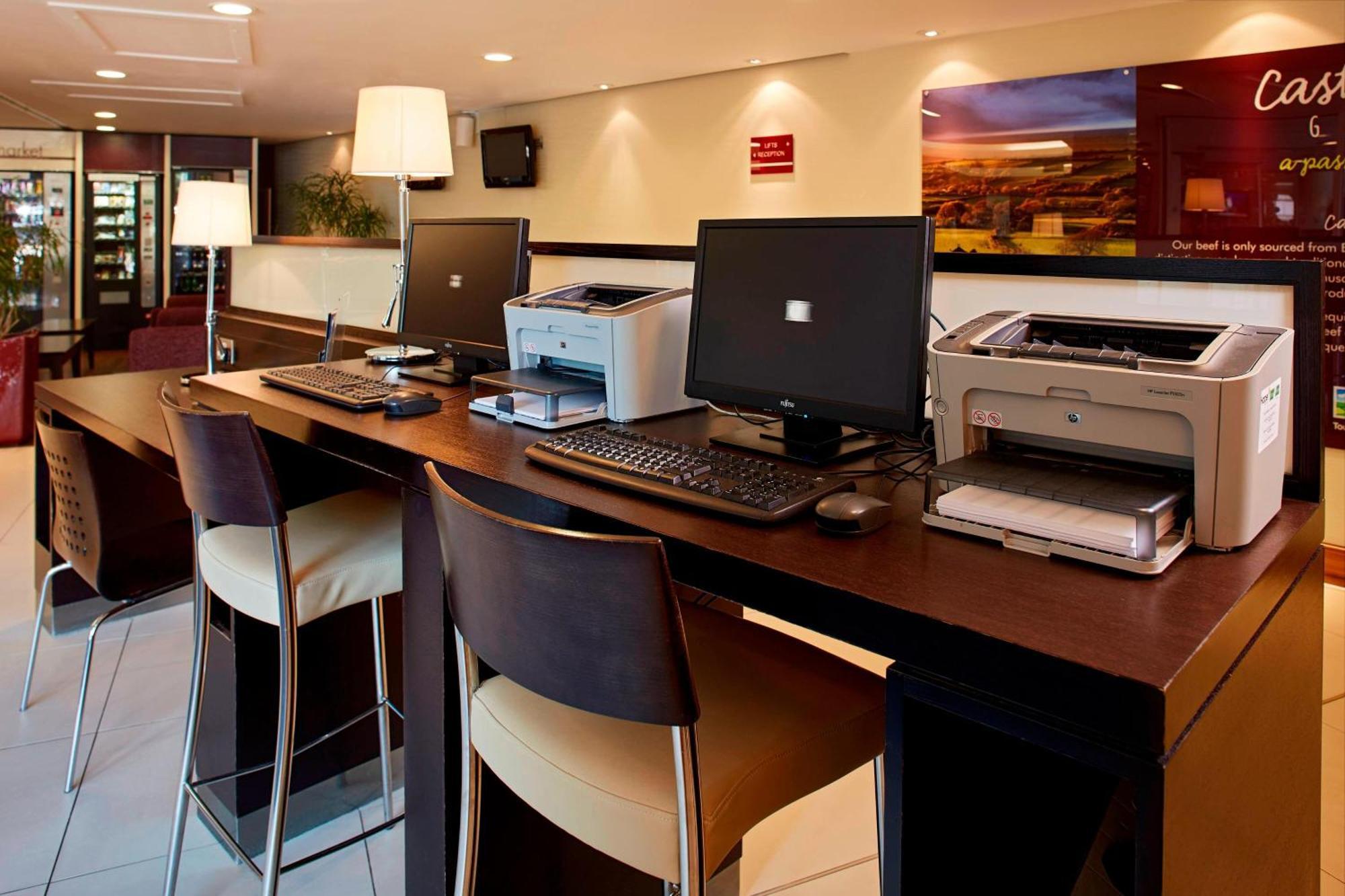 Courtyard By Marriott London Gatwick Airport Hotel Crawley  Bagian luar foto