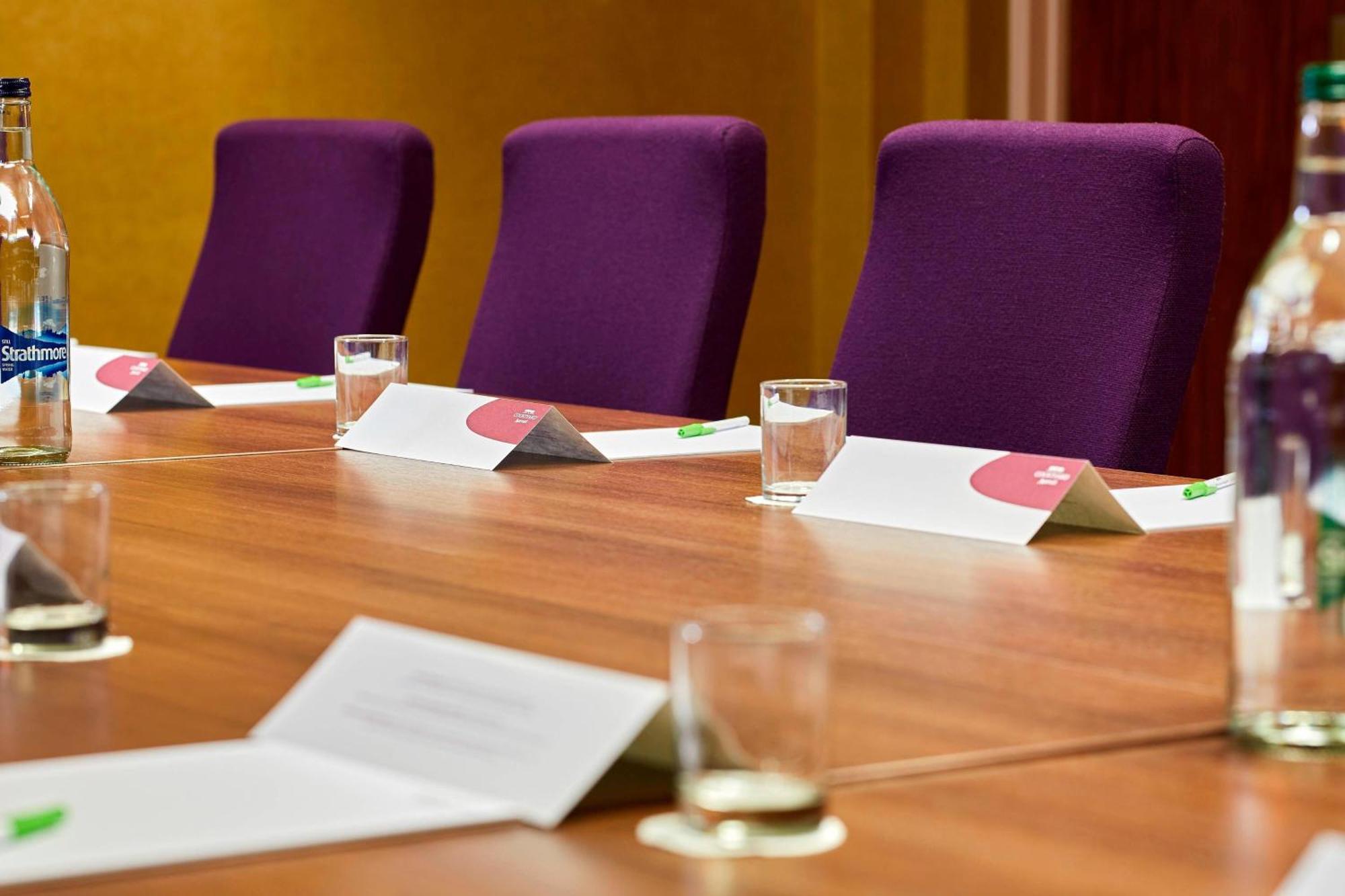 Courtyard By Marriott London Gatwick Airport Hotel Crawley  Bagian luar foto