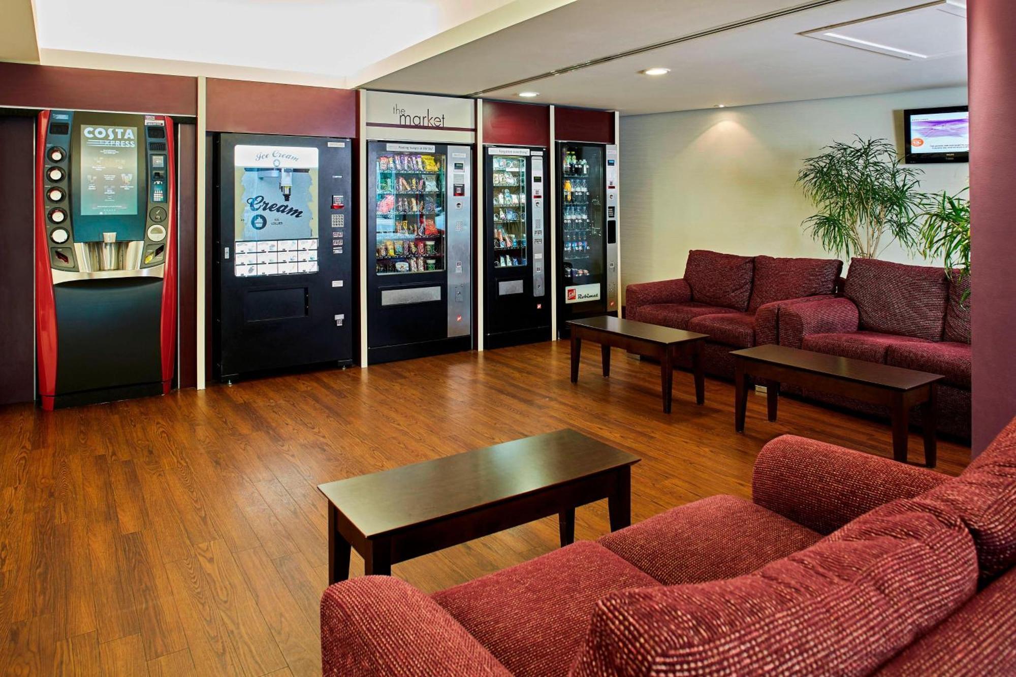 Courtyard By Marriott London Gatwick Airport Hotel Crawley  Bagian luar foto