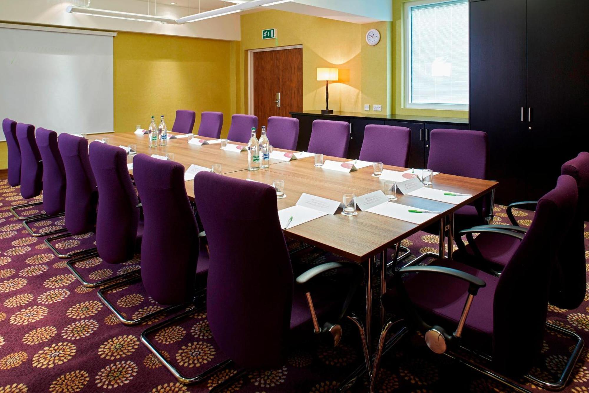 Courtyard By Marriott London Gatwick Airport Hotel Crawley  Bagian luar foto