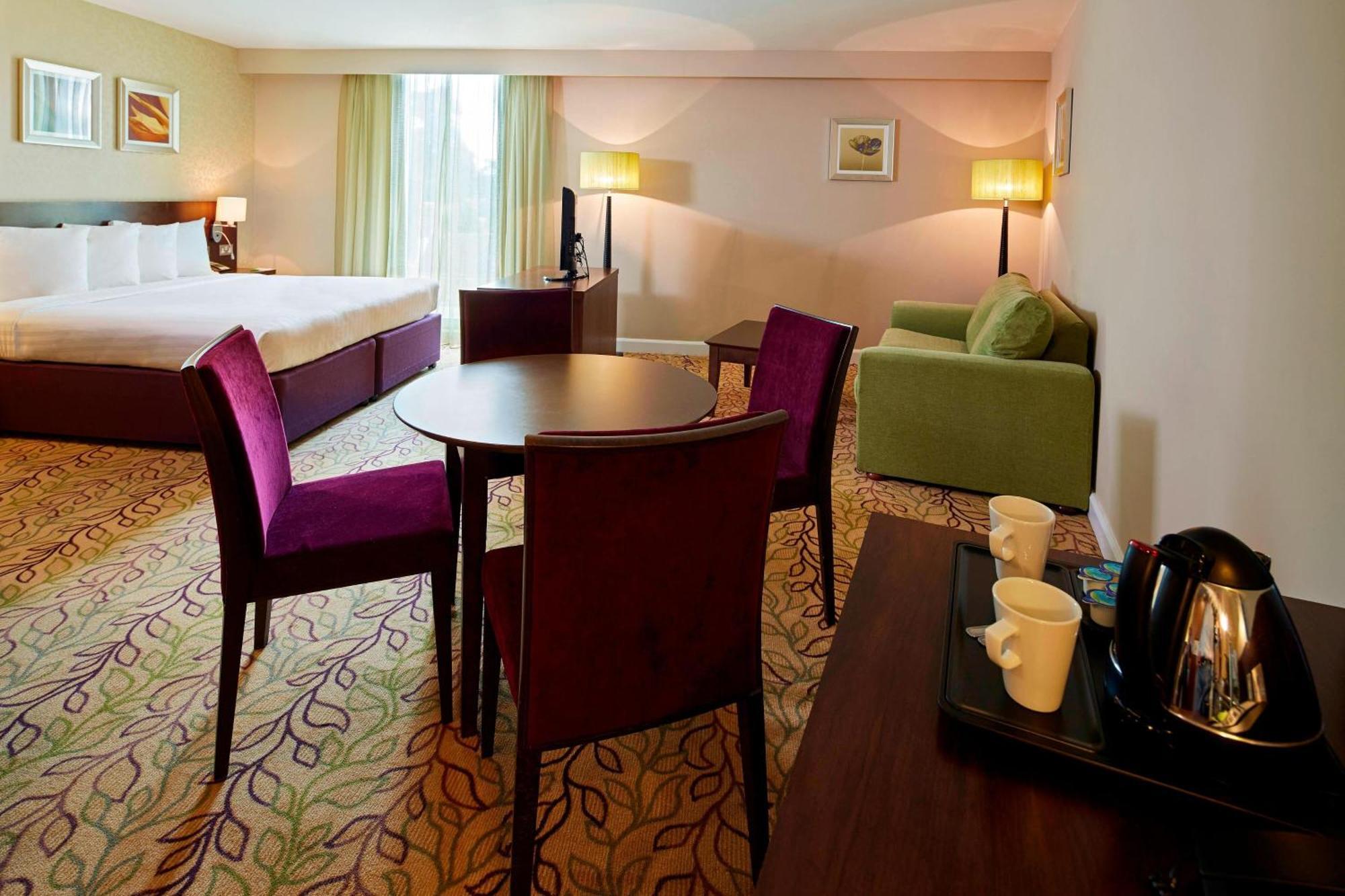 Courtyard By Marriott London Gatwick Airport Hotel Crawley  Bagian luar foto