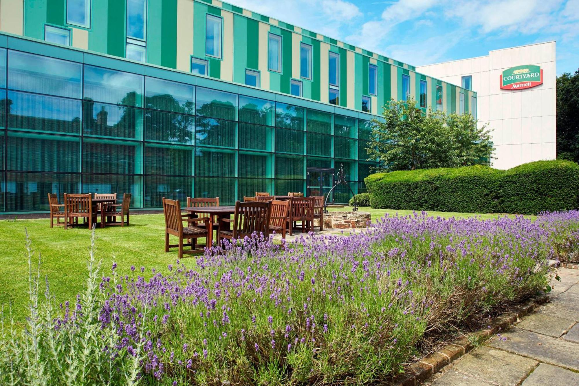 Courtyard By Marriott London Gatwick Airport Hotel Crawley  Bagian luar foto