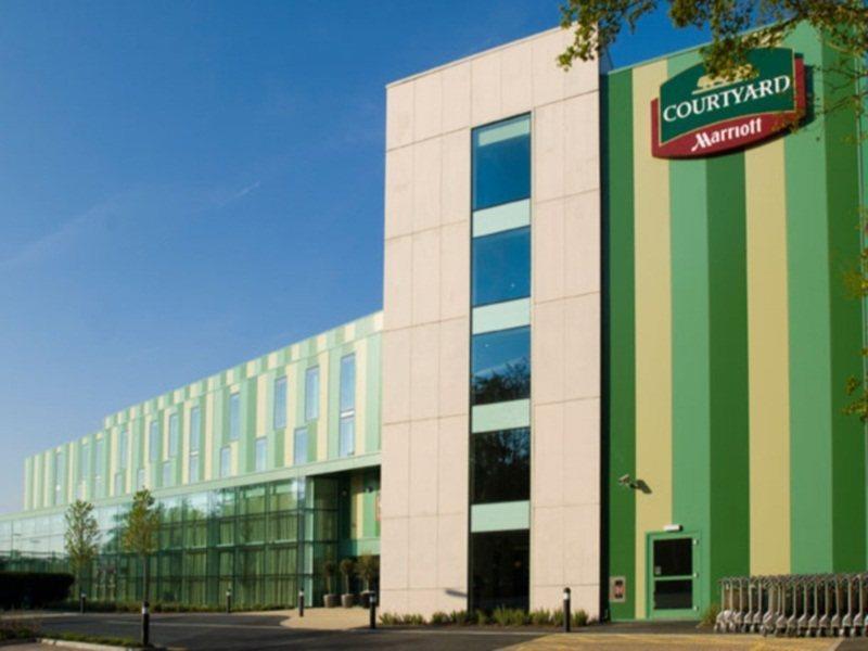 Courtyard By Marriott London Gatwick Airport Hotel Crawley  Bagian luar foto