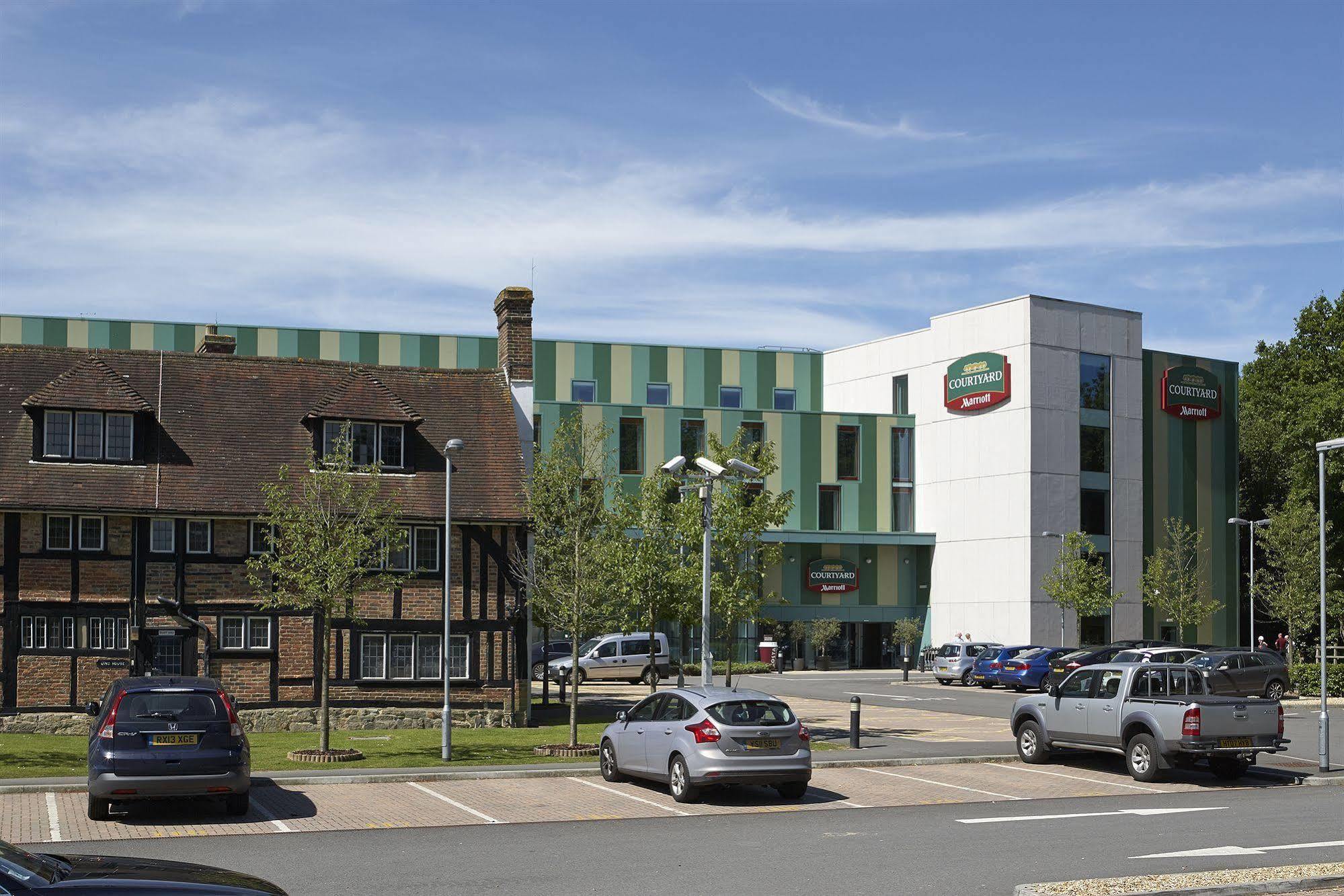 Courtyard By Marriott London Gatwick Airport Hotel Crawley  Bagian luar foto