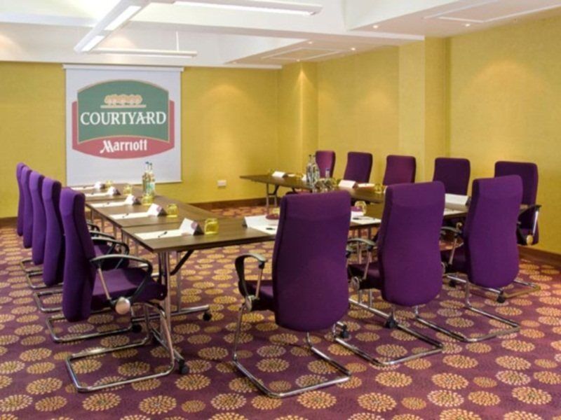 Courtyard By Marriott London Gatwick Airport Hotel Crawley  Bagian luar foto