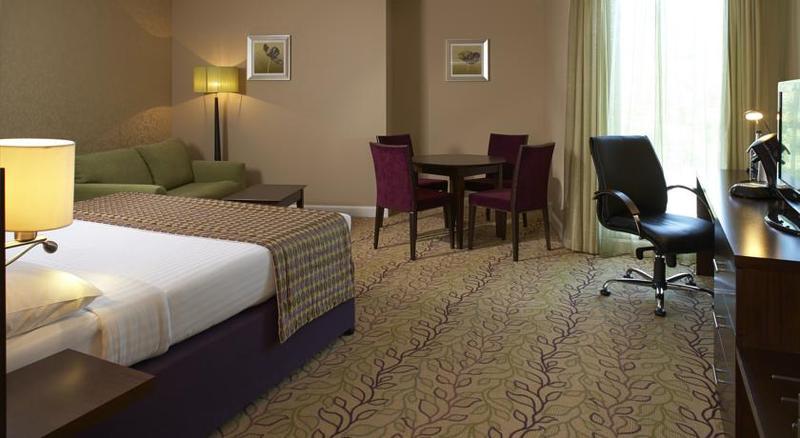 Courtyard By Marriott London Gatwick Airport Hotel Crawley  Bagian luar foto